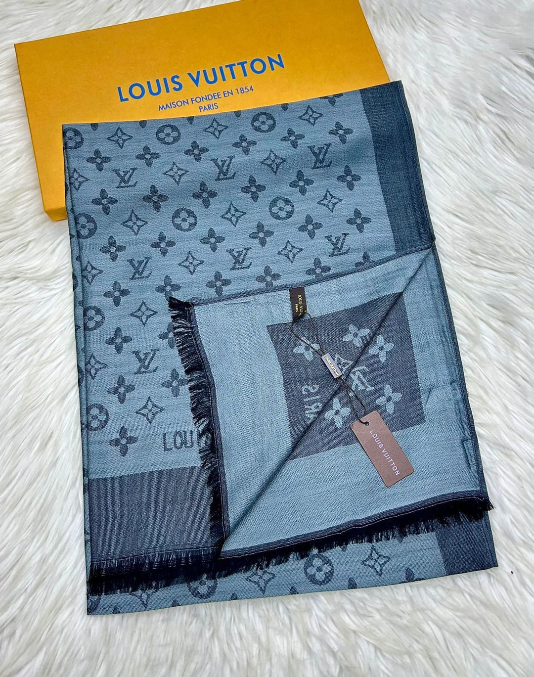 Lv scarf